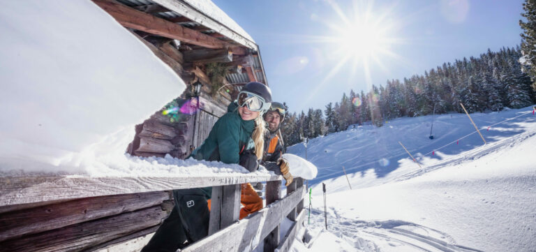 Paar Hütte Berge Winter